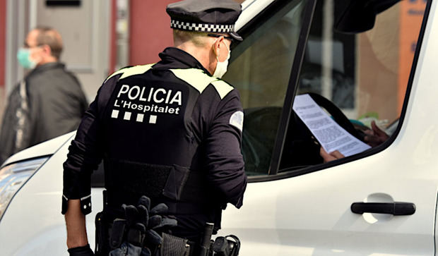 La Guardia Urbana de L’Hospitalet clausura un bar ilegal montado en una vivienda de La Florida