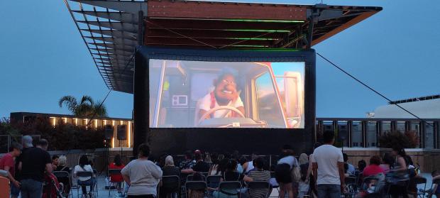 Sesiones de cine al aire libre en el centro comercial Finestrelles todos los sábados