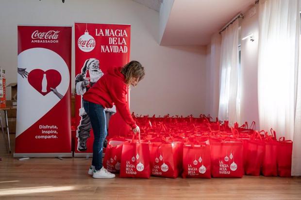 Un plato caliente por Navidad. Coca-Cola colabora con fundaciones benéficas de Esplugues y El Prat