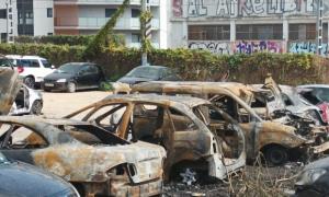 Terror junto al metro. Un incendio intencionado arrasa una docena de coches