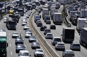 Colapso total: el Baix y L'Hospitalet atrapados entre trenes suspendidos y carreteras atascadas