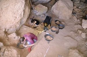 Excavaciones realizadas en los yacimientos prehistóricos de las cuevas de Montserrat en Collbató.