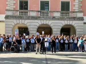 Trabajadoras de Servicios Sociales protestan en Castelldefels por amenazas recibidas