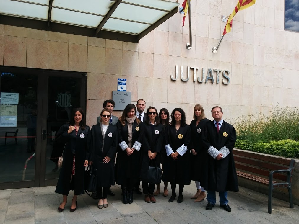 3 de mayo, concentración de los jueves titulares de Gavà ante el edificio en el que trabajan.