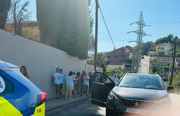 La mediación policial y la presión de los vecinos expulsan a los okupas de un chalet de Sant Boi