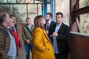 La consellera Budó -en el centro- junto al alcalde de Sant Climent -derecha-.