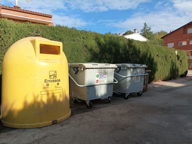Castellví se protege de los jabalíes reforzando los contenedores de basuras