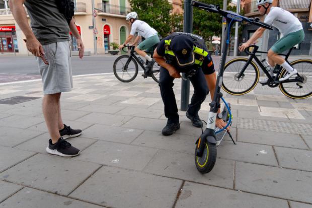 Viladecans refuerza el control sobre los patinetes eléctricos tras aumentar las infracciones en 2025