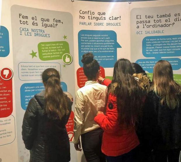 La exposición que protege a los jóvenes del consumo problemático de pantallas