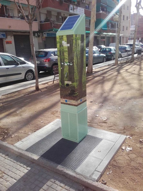El Prat coloca un dispensador de golosinas para perros para concentrar sus orines en un punto