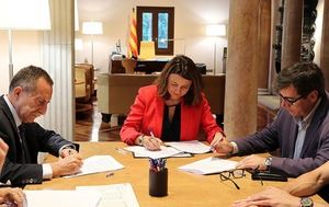 Firma del crédito de la Diputació y el Banc Sabadell a Martorell y Sant Just Desvern.