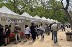 Alumnos de L'Hospitalet se convierten en artesanos y empresarios y organizan un mercado solidario