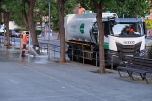 Cornellà refuerza la limpieza y el mantenimiento del espacio público durante el verano