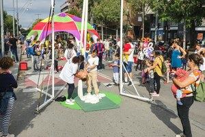 Jóvenes de Sant Ildefons disfrutan del circo que ha organizado el Ayuntamiento