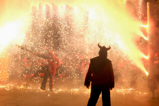 Correfoc y los diables en la Fiesta Mayor de Viladecans.