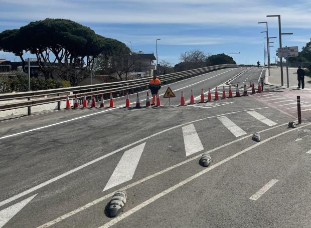 Este es el problema técnico que ha obligado a reasfaltar un puente recién estrenado de Castelldefels