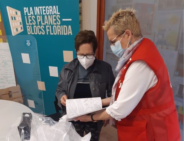 Creu Roja ayuda a las mujeres mayores de los Blocs Florida a mantenerse activas físicamente y mentalmente
