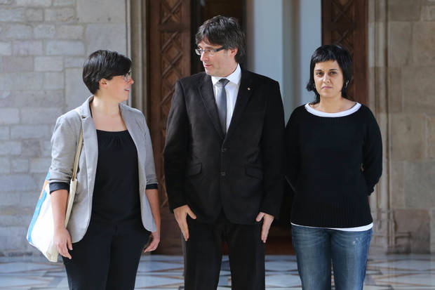 Imagen de archivo de la recepción del president Carles Puigdemont de diputadas del grupo parlamentario de la CUP