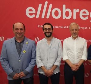 Ignasi Llorente -al centre-, fins fa poc dirigent d'ERC, és ara el candidat a l'alcaldia de CAT-Torrelles. Flanquejat per Eduard Riera, alcaldable de JuntsxTorrelles, i Josep Manuel Rafí, candidat d'ERC.
