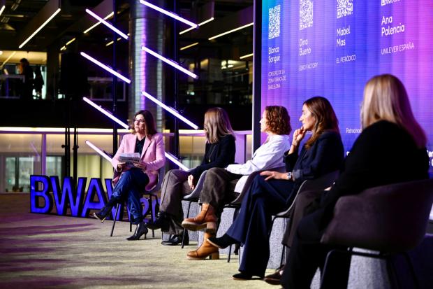 Si las mujeres son mayoría en el tren, ¿por qué no se diseña para ellas? El debate que agita la BWAW