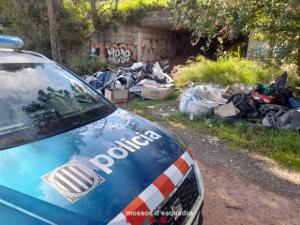 Un hombre de Corbera denunciado por arrojar recambios de motocicleta junto al río Llobregat