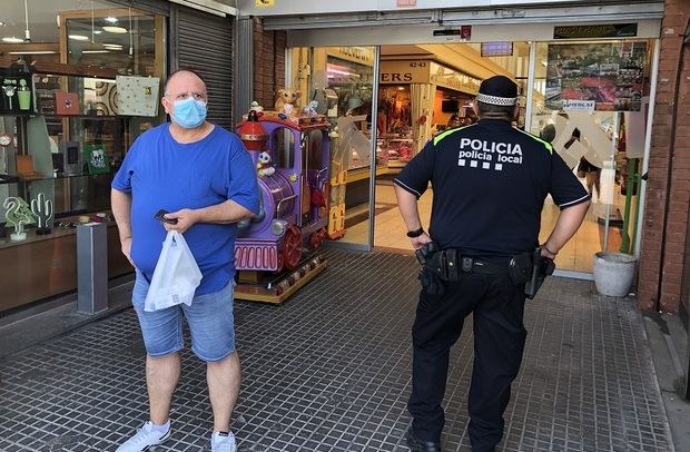 Sant Andreu denuncia a 236 personas por no llevar mascarillas y sólo a 50 por hacer botellón