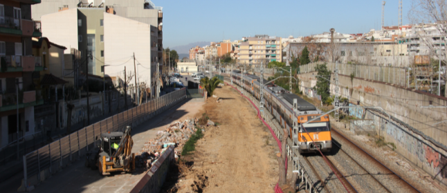 Da inicio el comienzo de derribo del muro paralelo a la vía del tren en Sant Feliu de Llobregat