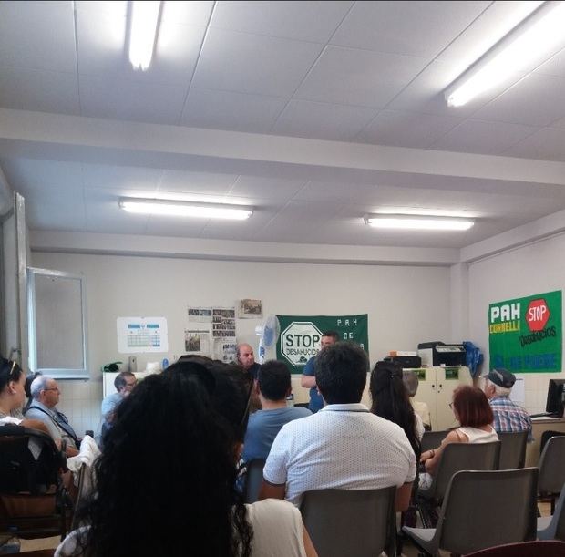 Una de las reuniones de la PAH de Cornellà. 