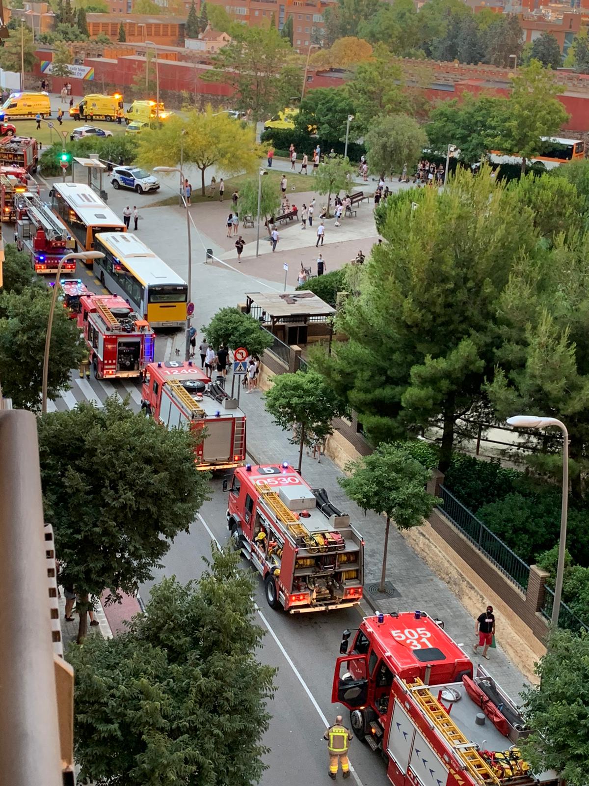 El operativo de extinción del fuego del hospital de Sant Boi movilizó 16 dotaciones de Bomberos