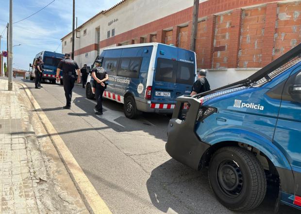 Fin al infierno del casino 'okupa': Albarrosa recupera la paz tras el esperado desalojo policial