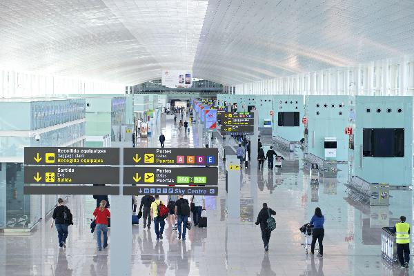 El aeropuerto de El Prat sigue encabezando el desplome del sector por las restricciones del covid-19