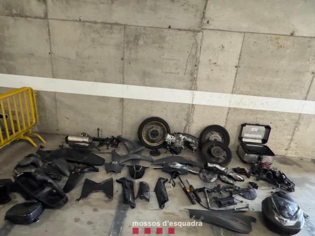 Despedazaban motos robadas para venderlas por piezas en África: detenidos los tres implicados