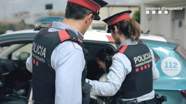 Detienen a 3 jóvenes 'in fraganti' por un robo con fuerza en el interior de un domicilio de L'Hospitalet de Llobregat