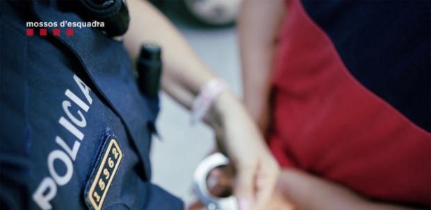 Cazado in fraganti un hombre de 28 años investigado por dos robos violentos a ancianas en Cornellà