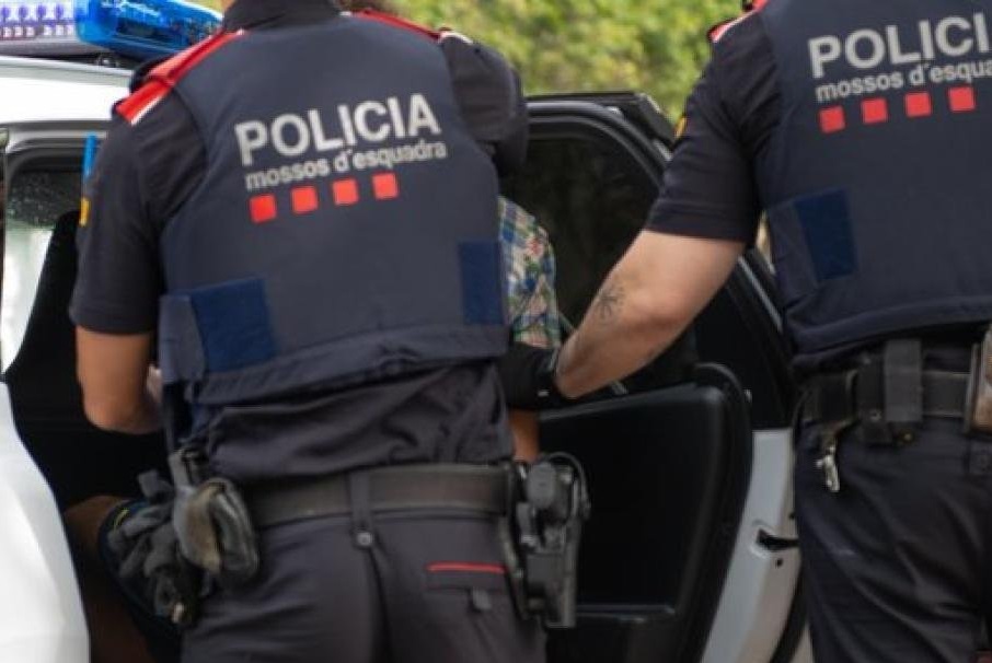 Detenido en L’Hospitalet por acuchillar a su pareja delante de sus hijos
