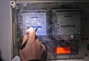 Cazados en Castelldefels dos falsos revisores de la luz que se disfrazaban para estafar a ancianos