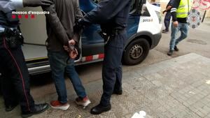 Los Mossos detienen en l’Hospitalet a 4 hombres en el desmantelamiento de un punto de venta de cocaína