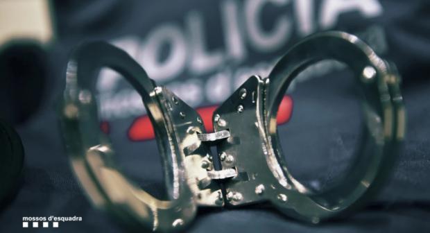 Roban el bolso a una mujer en Sant Andreu para estafarle 24.800 euros: detenidos los tres implicados