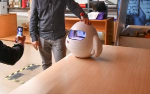 Los ‘fabricaires’ de Esplugues encumbran a Diina, el robot del Hospital Sant Joan de Déu