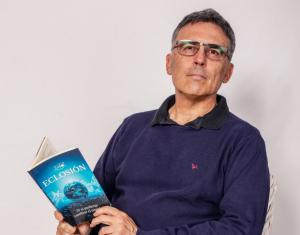 La 'Eclosión' de un autor de Sant Andreu: ¿Y si el dolor de la humanidad pudiera cambiar el mundo?