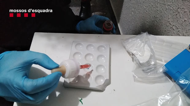Detenidos por distribuir cocaína en patinete y a través de una sastrería en L'Hospitalet