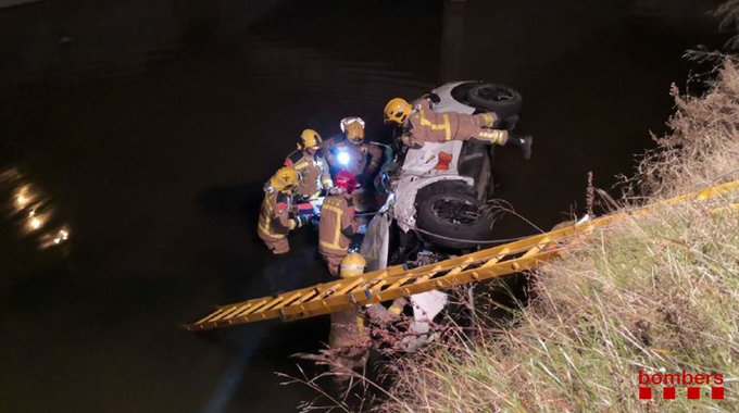 Muere el conductor de un coche tras despeñarse por un canal en El Prat