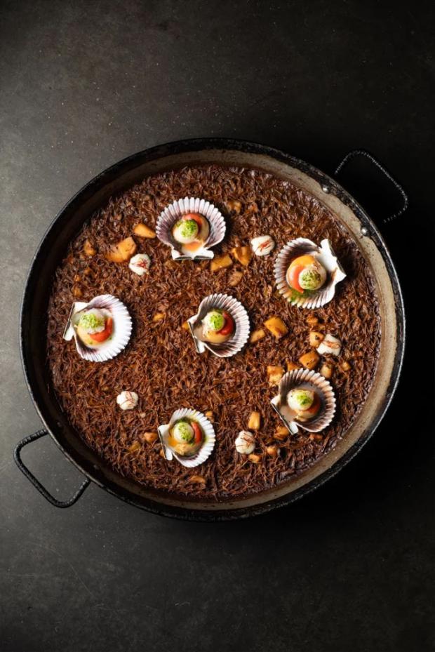 El “Arroz de Castelldefels”, sabor marinero con sello mediterráneo en Casanova Beach Club, frente al mar