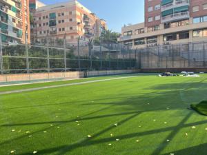 El Ayuntamiento renueva la hierba artificial en cinco campos de fútbol municipales