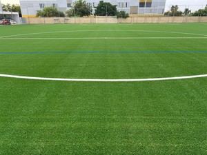 El campo de fútbol Ricard Ginebreda estrena nueva hierba artificial