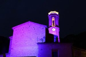 El campanario de Collbató se ilumina de violeta por el Día del Alzheimer