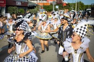 Castelldefels celebra con éxito el Carnaval de Verano 2025