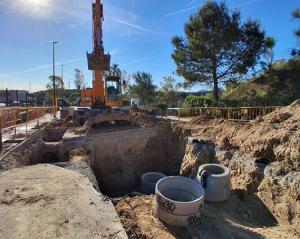 El carrer Montcau de Sant Esteve permanecerá cerrado al tráfico una semana más por obras de alcantarillado en Masia Bach