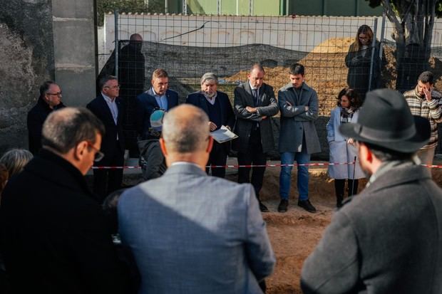 El conseller Espadaler supervisa la exhumación en la fossa comuna de Abrera