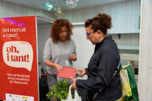 El Mercat de la Constitució de Viladecans ofrece envases reutilizables gratuitos en una campaña por el Día contra el Cambio Climático